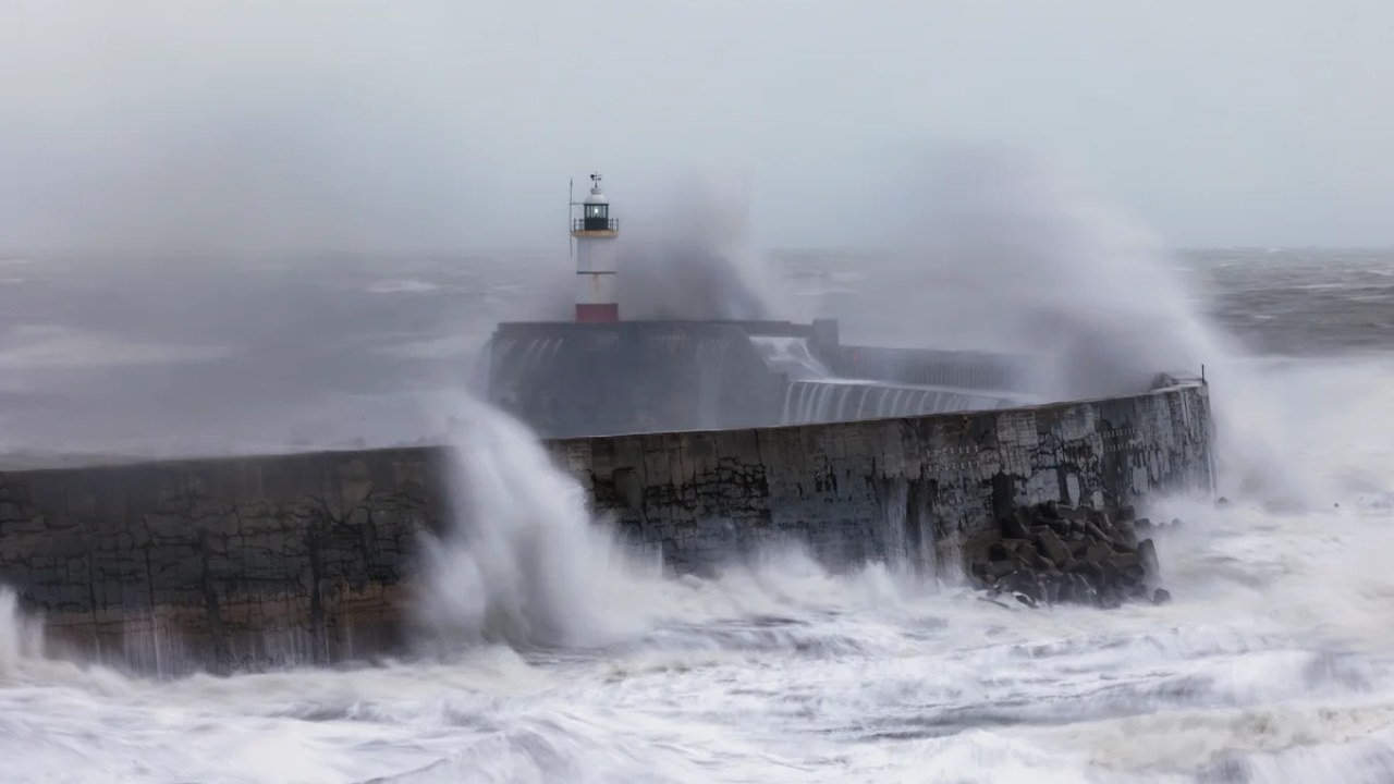 Strong winds and heavy rain on the Hampshire coast, the Meteorological Department issued a yellow warning