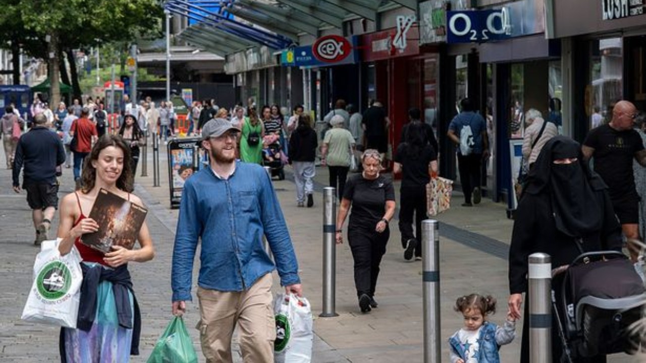 UK Winter Payments 2025: DWP Support, Fuel Help & Christmas Bonus Worth £1,085